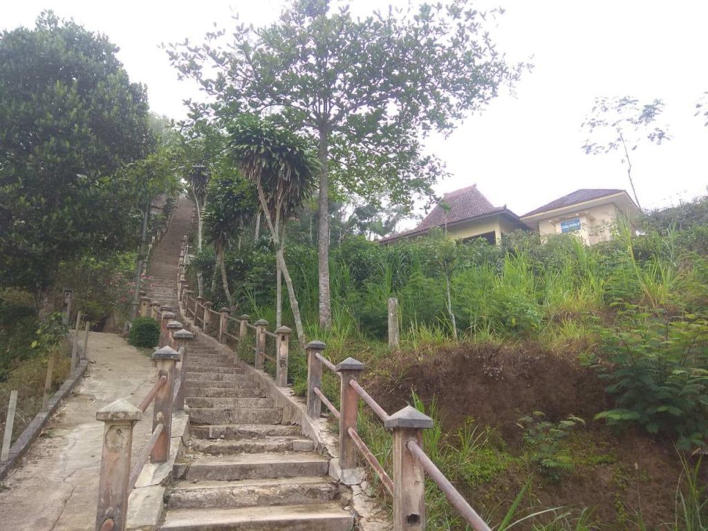 anak tangga Puncak Suroloyo