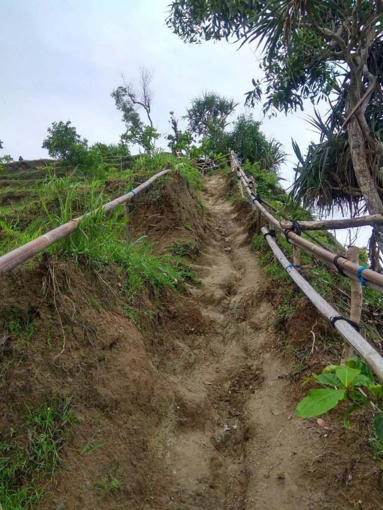 kondisi jalan trekking menuju puncak Bukit Pengilon di kawasan wisata Pantai Siung Wedi Ombo Gunungkidul Jogja