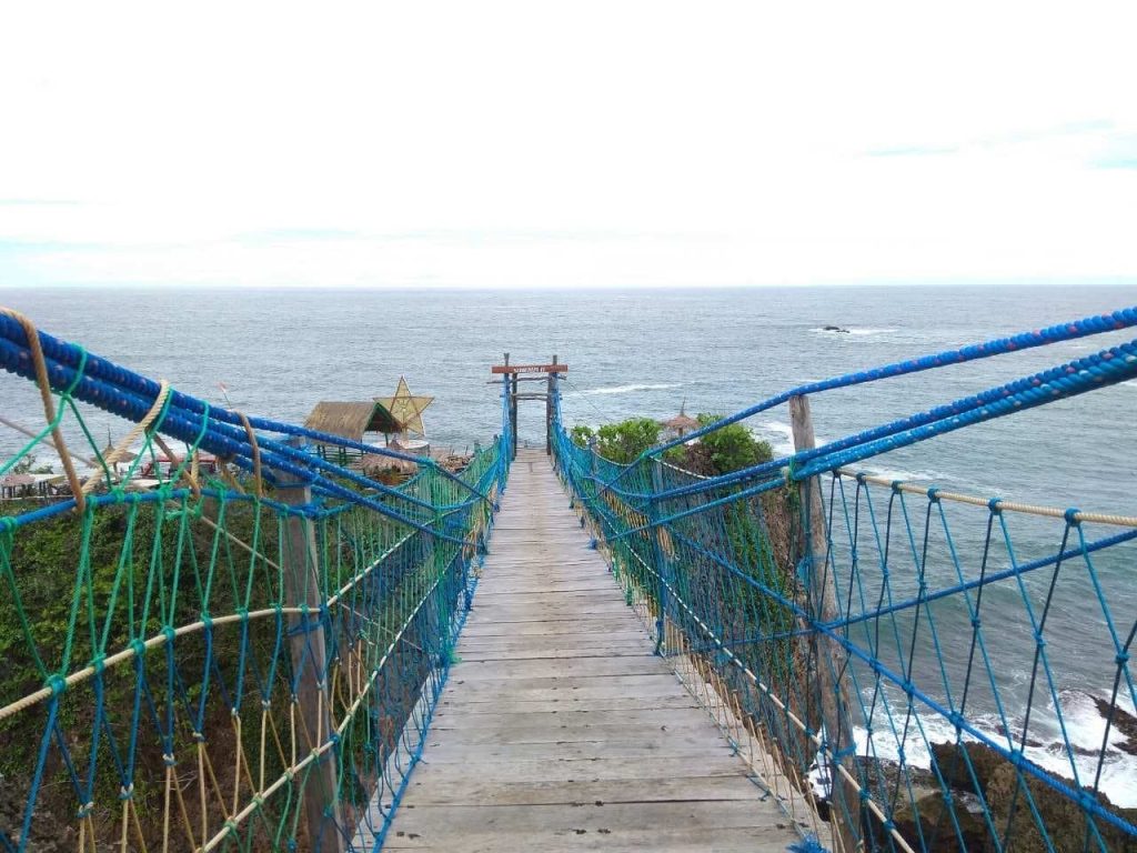 foto gambar jembatan di kawasan wisata Pantai Siung Wedi Ombo Gunungkidul