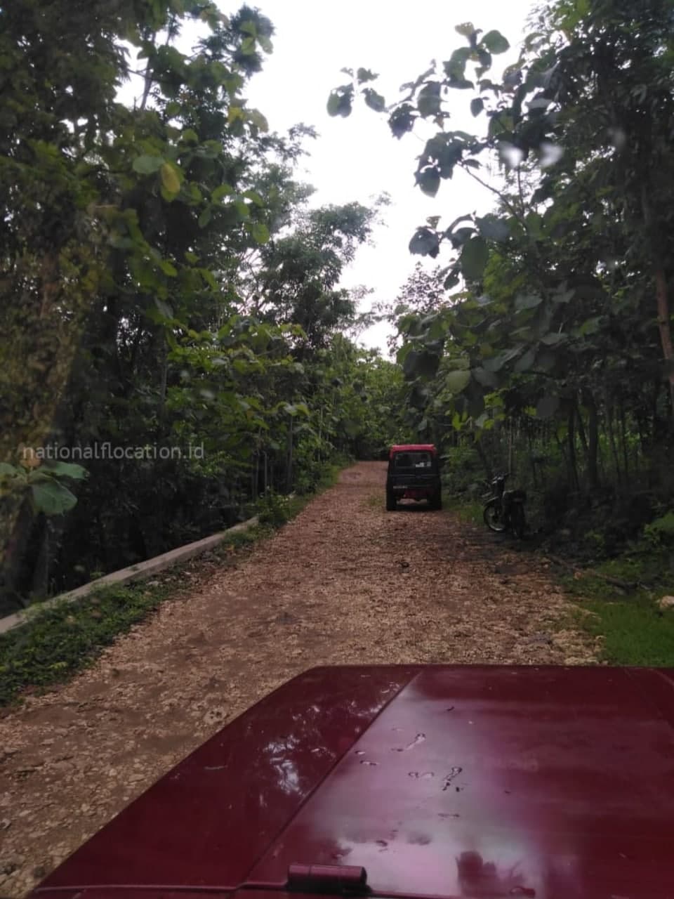 jeep wisata dan kondisi jalan menuju Pantai Timang