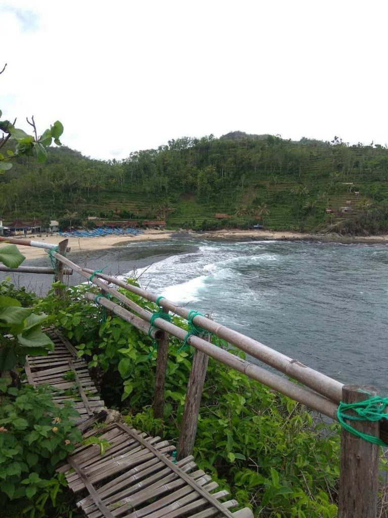 foto gambar ombak Pantai Siung Wedi Ombo Gunungkidul