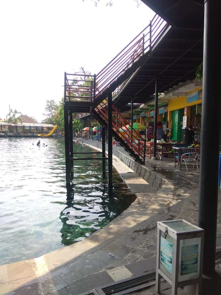 warung-warung di sekitar kolam Umbul Ponggok