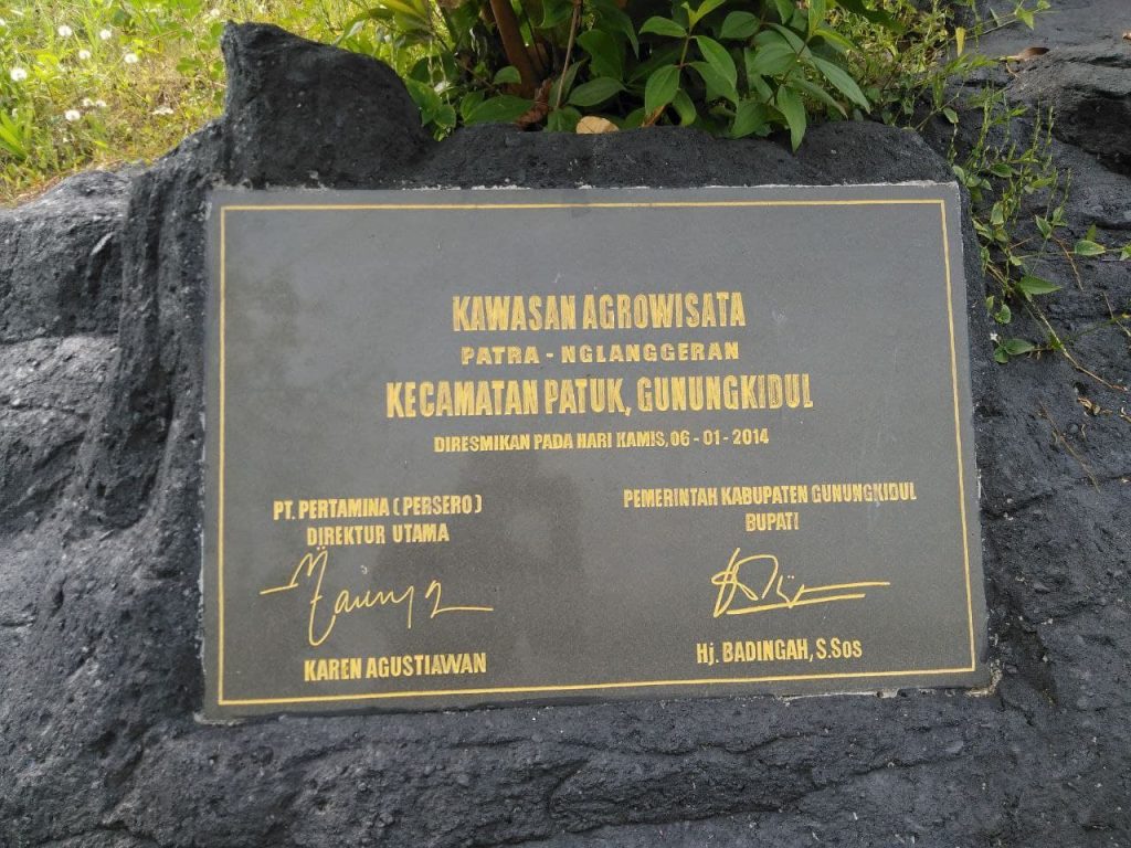 foto monumen peresmian kawasan agrowisata Embung Nglanggeran Gunungkidul Jogja