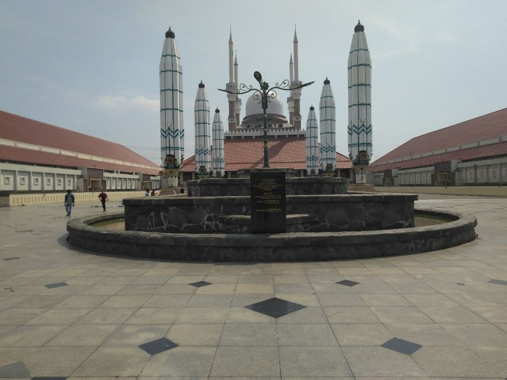 foto gambar fasilitas payung di Masjid Agung Jawa Tengah, Semarang