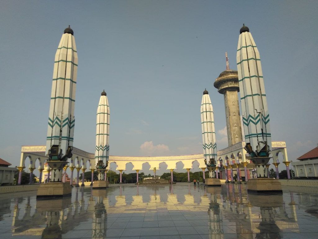 foto gambar fasilitas payung di Masjid Agung Jawa Tengah, Semarang