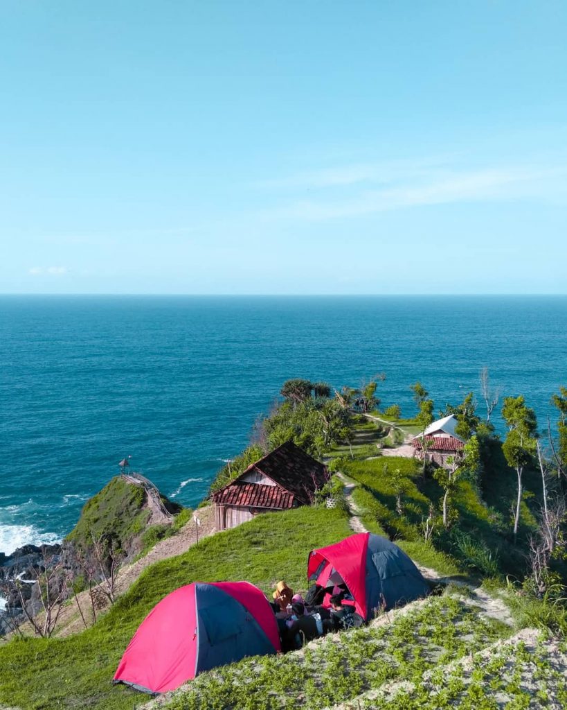 berkemah camping di atas Bukit Pengilon Gunungkidul, foto pemandangan laut selatan dan Pantai Siung Wedi Ombo Jogja