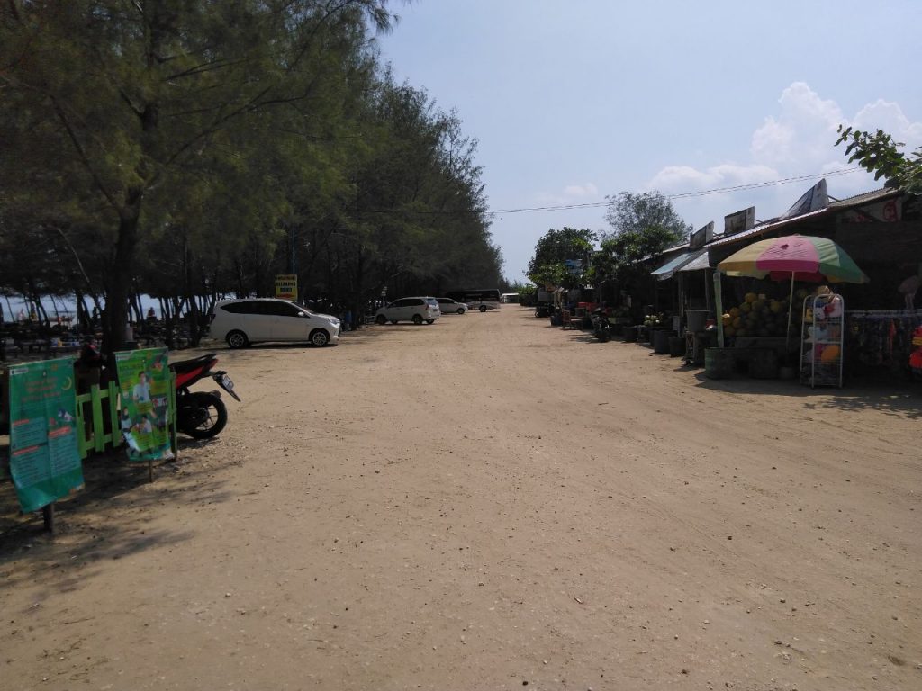 parkiran mobil dan lapak pedagang - Pantai Karang Jahe