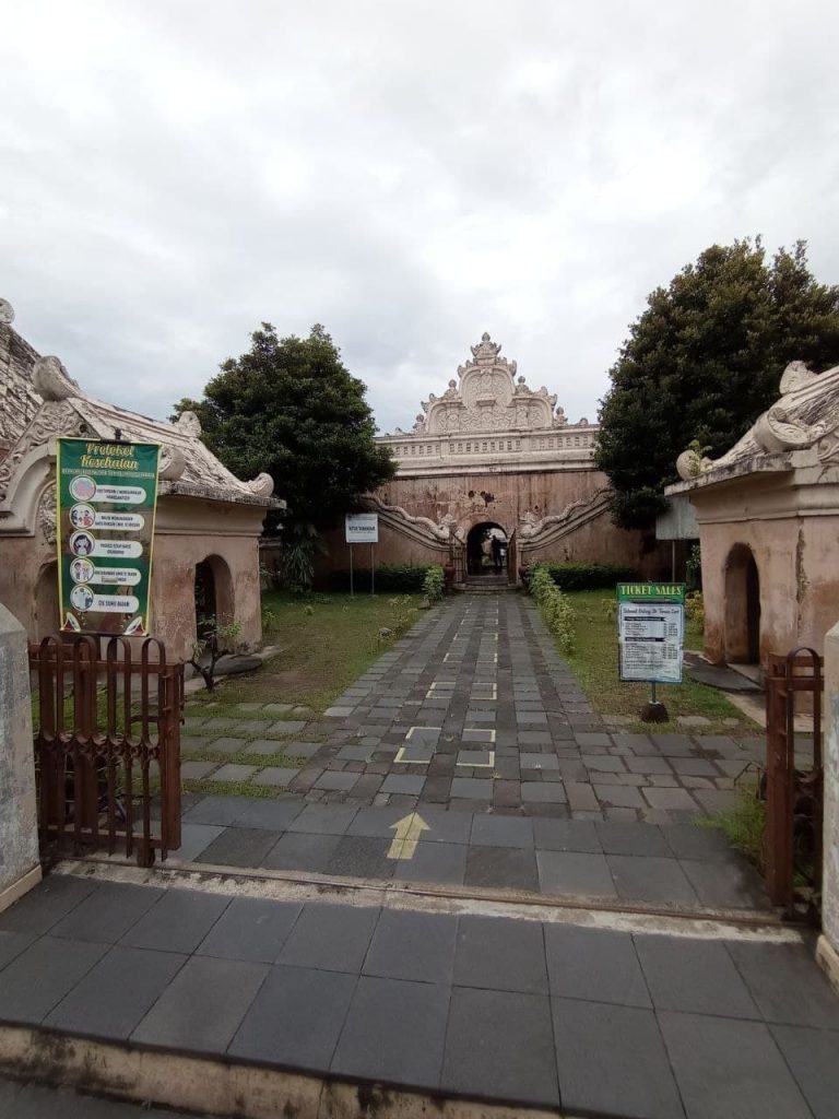 foto pintu masuk wisata Taman Sari Jogja