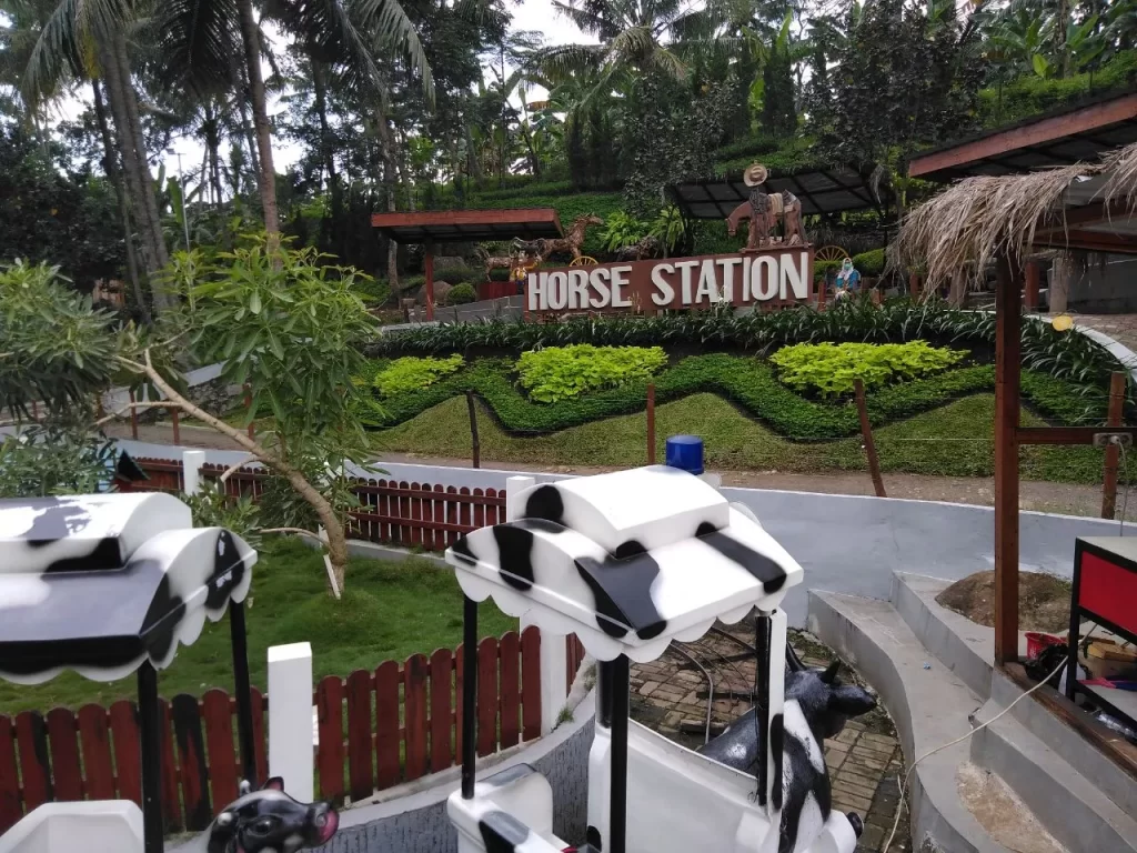 fasilitas wisata di Cimory On The Valley Semarang Bawen - naik kuda