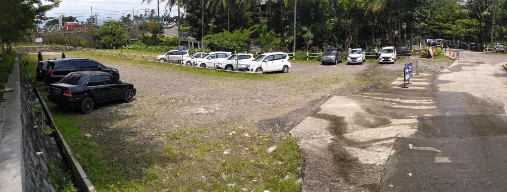 tempat parkir mobil - fasilitas wisata di Cimory Dairyland On The Valley Semarang Bawen