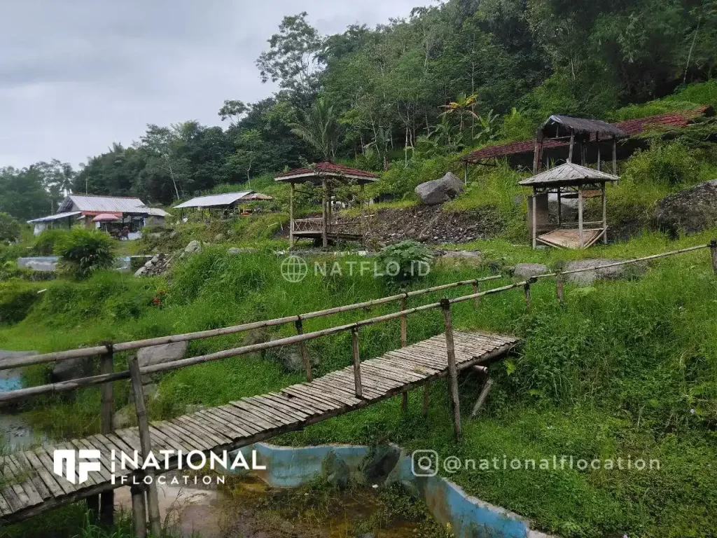wisata Ketep - jembatan kayu di wisata air Grojogan Kapuhan Sawangan Ketep Magelang