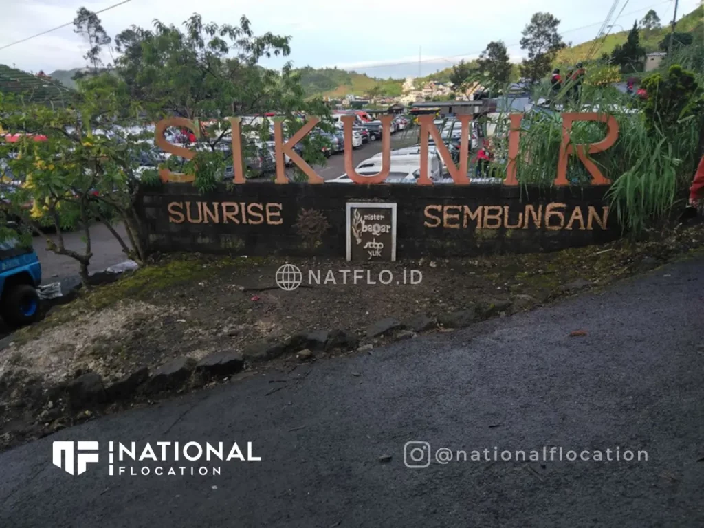 akses jalan masuk menuju lokasi wisata Bukit Sikunir Dieng