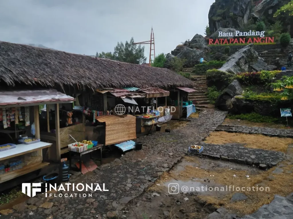 fasilitas warung di wisata alam Batu Pandang Ratapan Angin