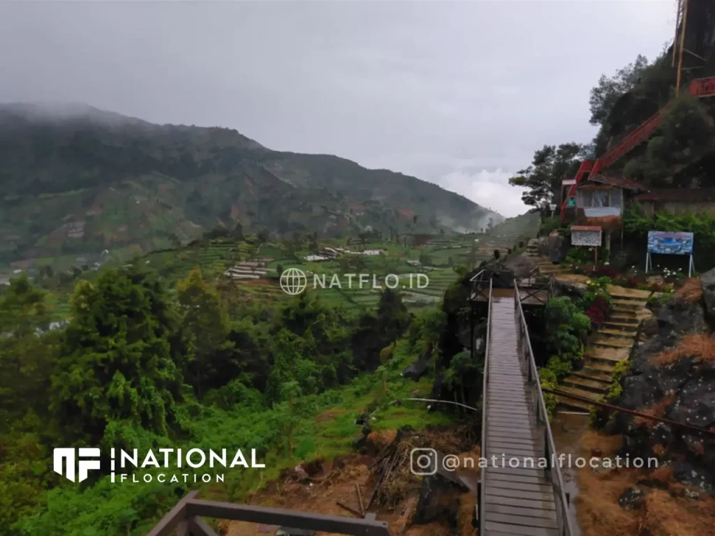 foto gambar pemandangan dari wisata alam Batu Pandang Ratapan Angin