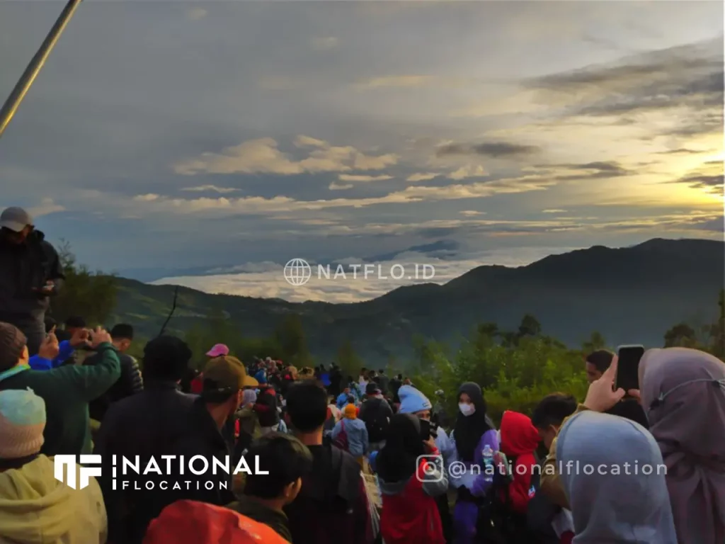 foto gambar pemandangan sunrise dari puncak Bukit Sikunir Dieng