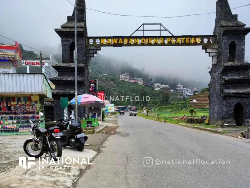 foto gerbang pintu masuk kawasan wisata Dieng Plateau
