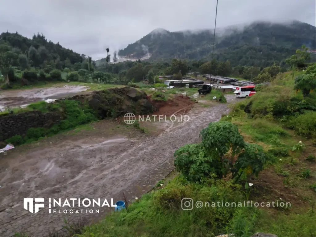 kondisi jalan masuk menuju lokasi wisata alam Batu Pandang Ratapan Angin