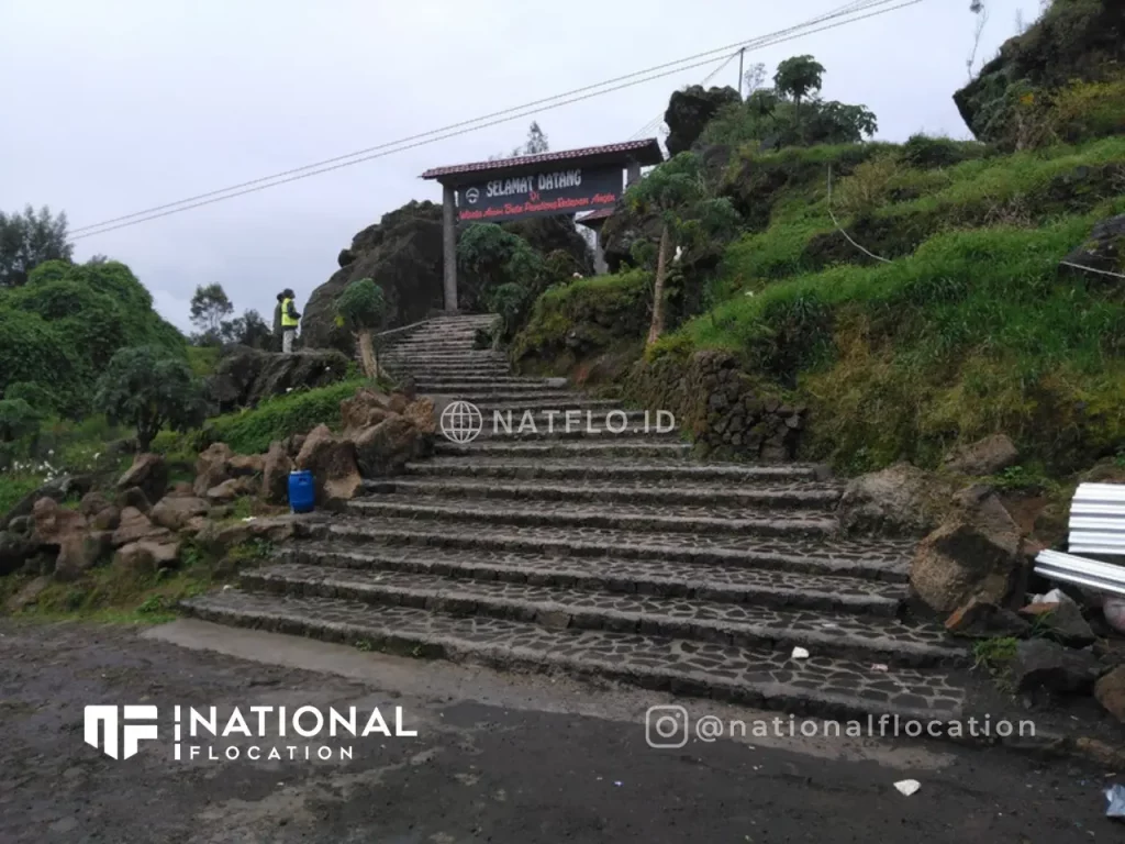 tangga pintu masuk wisata alam Batu Pandang Ratapan Angin