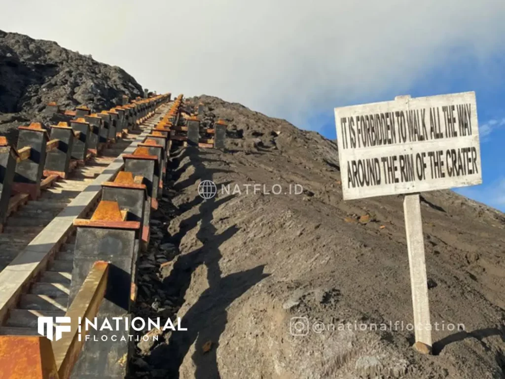 33 anak tangga menuju puncak kawah Gunung Bromo