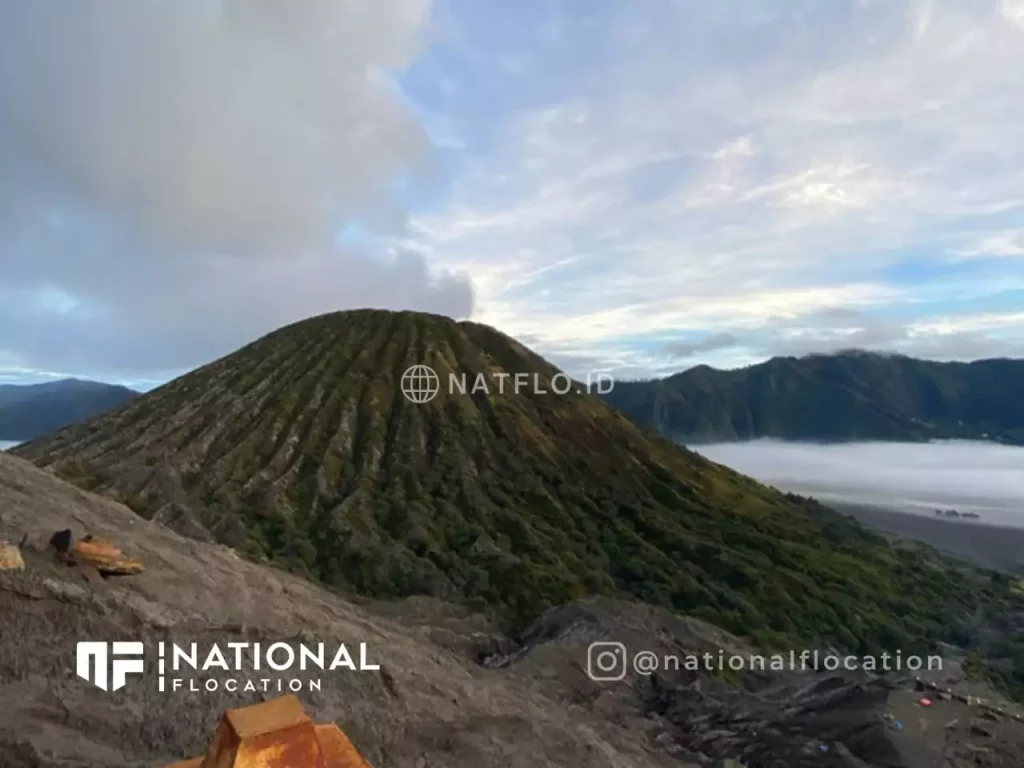 41 foto keindahan Gunung Batok dari dekat puncak kawah Gunung Bromo