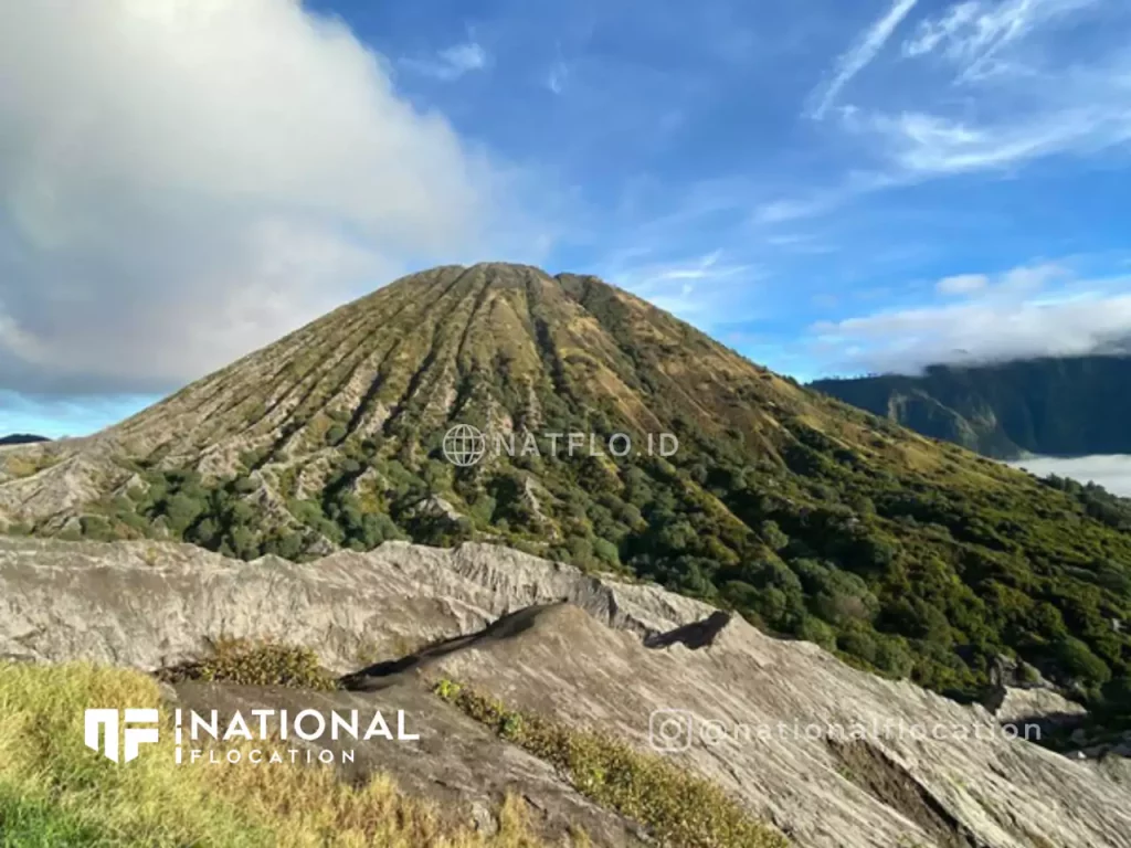 42 foto keindahan Gunung Batok dari dekat puncak kawah Gunung Bromo