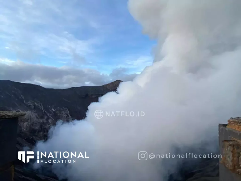 43 foto asap belerang dari kawah Gunung Bromo